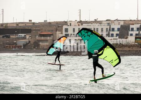 2 surfisti alare a bordo di aliscafo Foto Stock