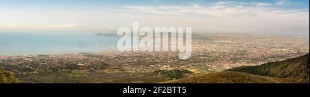 Vista del Golfo di Napoli dal Vesuvio - vulcano, Italia Foto Stock