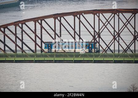 Praga, repubblica Ceca - 24 Febbraio 2021. Vecchio treno CD classe 810 che va sul ponte ferroviario di Vyton sul fiume Moldau Foto Stock