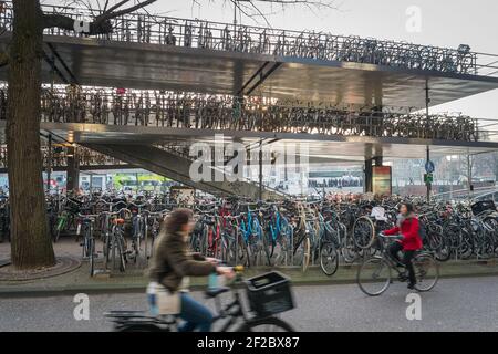 Parcheggio per biciclette a più piani fuori dalla stazione centrale di Amsterdam, Paesi Bassi. Foto Stock