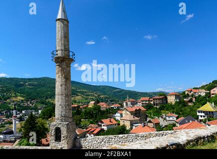 Vista della città di Travnik dal Castello Stary Grad a Travnik, Bosnia-Erzegovina. Foto Stock