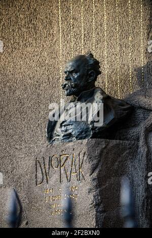 Praga, repubblica Ceca - 24 Febbraio 2021. Busto del famoso compositore ceco Antonin Dvorak nel cimitero di Vysehrad Foto Stock