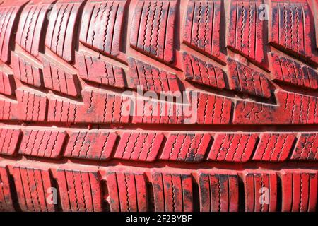 primo piano pneumatico usato verniciato rosso Foto Stock