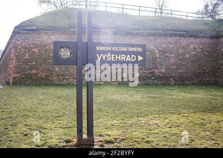 Praga, repubblica Ceca - 24 Febbraio 2021. Cartello che mostra l'ingresso all'area della fortezza di Vysehrad Foto Stock