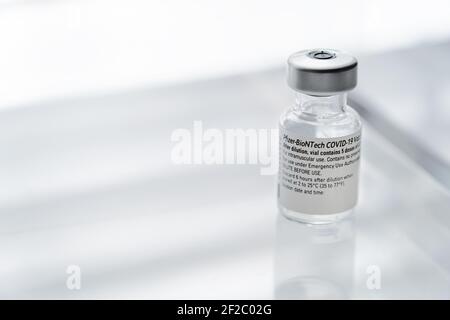 Montreal, CA - 2 marzo 2021: Fiala di vaccino Pfizer BioNTech Covid-19 Foto Stock