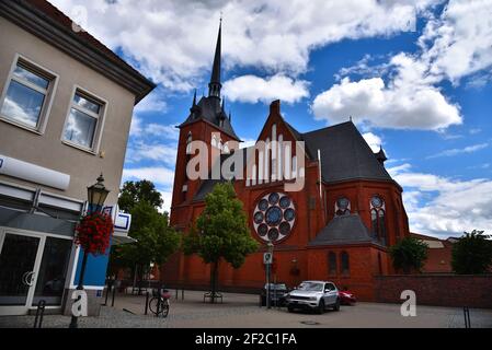 Red St. Marys Church t a Sunny Summer Day, Brick Stone, Schwedt, Uckermark, Germania, Europa Foto Stock