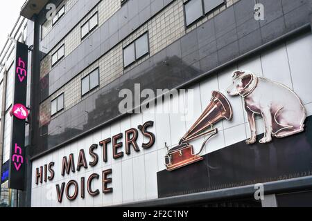 Londra, Regno Unito - 01 febbraio 2019: Logo Dog and Gramophone presso la sede centrale di HMV a Oxford Street. Il suo Master's Voice è basato su musica inglese e fil Foto Stock