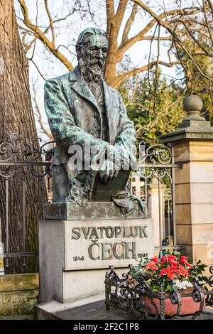 Praga, repubblica Ceca - 24 Febbraio 2021. Tomba con scultura dello scrittore Svatopluk Cech Foto Stock