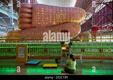 Tempio del Buddha di Chaukhtattgyi, Yangon, Myanmar. L'immagine del Buddha è lunga 66 metri (217 piedi). Fu originariamente costruito nel 1907, ma fu demolito e reso Foto Stock