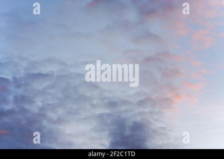 Cielo serale con alcune nuvole rosa e scure - blu sfondo dell'ora Foto Stock