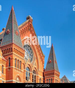 Il caratteristico Cincinnati Music Hall si trova nella sezione sopra il Reno di Cincy. Il centro per le arti dello spettacolo si affaccia sul Washington Park su Elm Street. Foto Stock