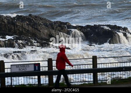 Forti venti e Storm Surf batte la costa a Mumbles Testa Foto Stock