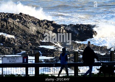 Forti venti e Storm Surf batte la costa a Mumbles Testa Foto Stock