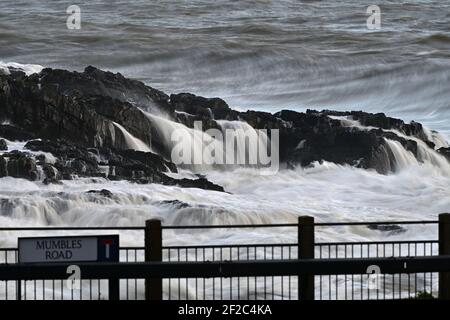 Forti venti e Storm Surf batte la costa a Mumbles Testa Foto Stock