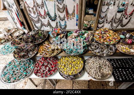 Decorazioni fatte a mano sul mercato di strada a Tel Aviv, Israele Foto Stock