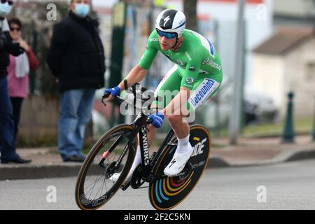 BENNETT Sam di Deceuninck - Quick Step durante la Parigi-Nizza 2021, gara ciclistica fase 3, Time Trial, Gien - Gien (14,4 km) a Gien, Francia - Foto Laurent Lairys / MAXPPP Foto Stock