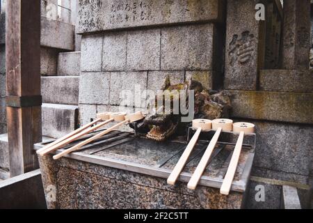 Kyoto, Giappone - 30 Marzo 2019; Fushimi Inari Taisha, Temizuja - serbatoio d'acqua per rituale di lavaggio delle mani e della bocca Foto Stock