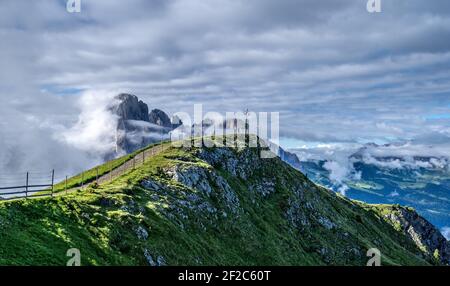 Una croce di montagna nelle dolomiti italiane Foto Stock