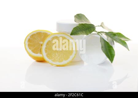 Vitamina C polvere .jar e misurante cucchiaio, vitamina C polvere bianca e limoni in un taglio su uno sfondo chiaro.prevenzione di raffreddori e influenza. Un farmaco per Foto Stock