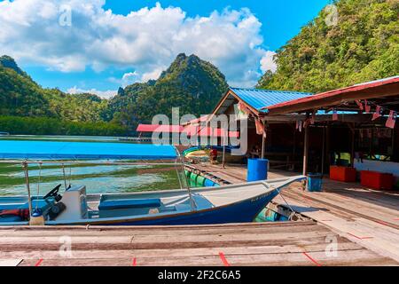 Viaggio in barca su luoghi pittoreschi sull'isola di Langkawi. Villaggio galleggiante. Langkawi, Malesia - 06.24.2020 Foto Stock