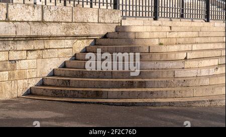 Parigi, Francia - 02 26 2021: Quartiere di Montmartre. Particolare della scalinata esterna in pietra della Basilica del Sacro cuore Foto Stock