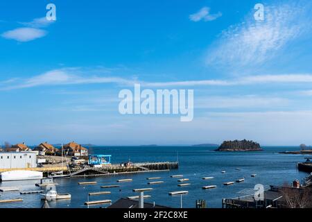 Camden Harbour, Maine da un tetto a metà marzo. Foto Stock