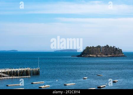 Camden Harbour, Maine da un tetto a metà marzo. Foto Stock