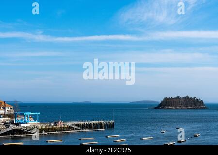 Camden Harbour, Maine da un tetto a metà marzo. Foto Stock