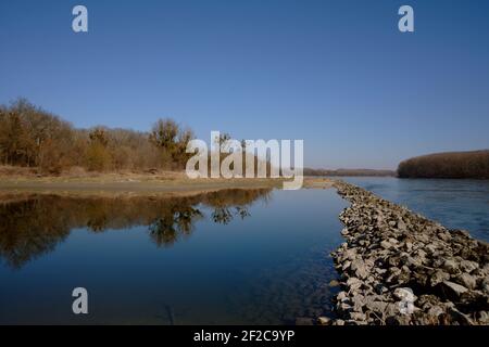 Vista panoramica di un fiume contro il cielo Foto Stock