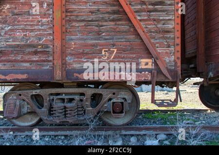 Vagoni in legno d'epoca. Treni merci di stile sovietico. Stile retrò. Foto Stock
