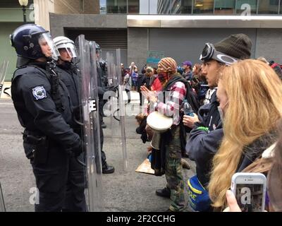 La polizia si trova a fronteggiare con i manifestanti quando Donald Trump viene giurato come quarantacinquesimo presidente degli Stati Uniti a Washington, D.C., 20 gennaio 2017. Foto Stock