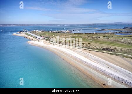 Foto aerea lungo l'ampia spiaggia e la costa di Hayling Island, una destinazione popolare nel sud dell'Inghilterra per i marinai e i beachcomber. Foto Stock