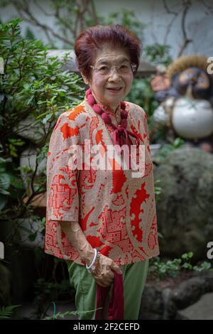 Bella donna giapponese anziana che indossa abiti tradizionali. Akashi, prefettura di Hyogo, Giappone. Foto Stock
