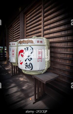 Produzione giapponese sake / paglia mat botte sake barile al Shinto Shrine in Akashi, prefettura di Hyogo, Giappone. Foto Stock