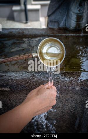 Lavarsi le mani al Santuario di Kakinomoto ad Akashi, prefettura di Hyogo, Giappone. Foto Stock