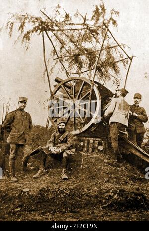 Soldati italiani della prima guerra mondiale che presedono una pistola antiaerea appena camuffata. ==== quando la prima guerra mondiale iniziò nel 1914, l'Italia era un partner della Triple Alliance con la Germania e l'Austria-Ungheria, tuttavia decise di rimanere neutrale e successivamente dimise dalla Triple Alliance il 26 aprile 1915, sotto un patto segreto con la Gran Bretagna. Foto Stock