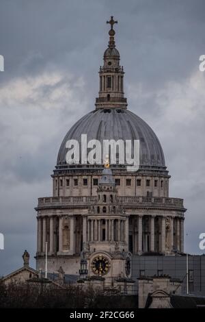 Cupola della Cattedrale di St Pauls, incorniciata dalle guglie delle chiese di Wren City, Londra, Inghilterra, Regno Unito Foto Stock