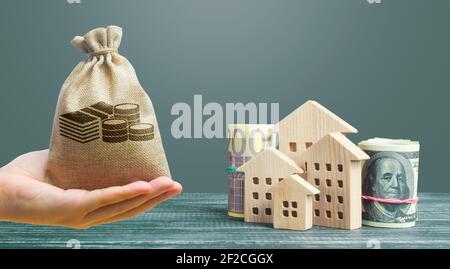 Borsa di denaro, edifici residenziali e dollari in euro. Costi di manutenzione della casa, bollette di servizio. Valutazione di proprietà, finanze di bilancio. Modernizzazione hou Foto Stock