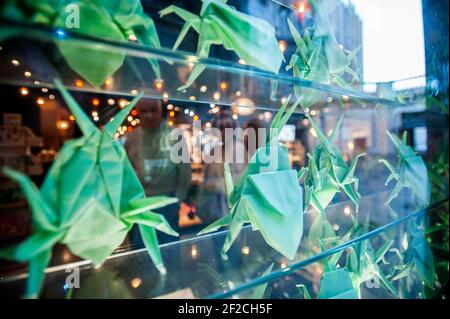 Origami carta pieghevole in vetrina, Barcellona, Catalogna, Spagna Foto Stock