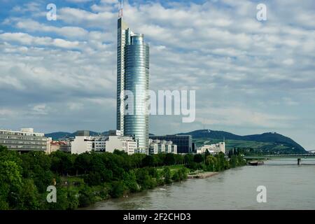 01 giugno 2019 Vienna, Austria - Vista a distanza sulla Millennium Tower, costruita nel 1999, progettata da Gustav Peichl, Boris Podrecca e Rudolf Weber. Foto Stock