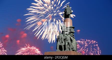 Vista del monumento ot Vladimir Lenin (1985, Sculptor Curbel e architetto Makarevich) e fuochi d'artificio, centro di Mosca (piazza Kaluzhskaya), Russia Foto Stock