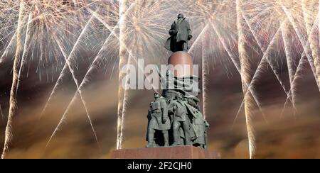 Vista del monumento ot Vladimir Lenin (1985, Sculptor Curbel e architetto Makarevich) e fuochi d'artificio, centro di Mosca (piazza Kaluzhskaya), Russia Foto Stock