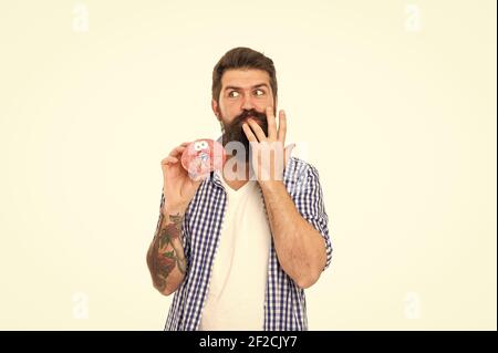 Dito leccando buono spuntino. Uomo bearded mangia ciambella isolata su bianco. Hipster gustare uno spuntino dolce. Pausa snack. Cibo malsano e snacking. Dieta e dieta. Snack divertente. Veloce e dolce. Foto Stock