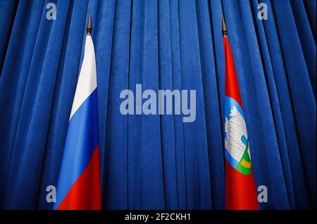 Bandiere della Federazione Russa e della Regione orel su sfondo blu orizzontale Foto Stock
