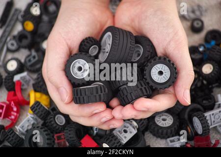 Tambov, Federazione Russa - Marzo 11, 2015 Lego minifigure uomo con bouquet  che esce dal negozio di fiori. Serie personalizzata Foto stock - Alamy