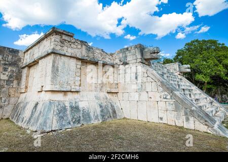 Teste di serpente scultura in pietra della piattaforma di Venere nelle antiche rovine Maya di Chichen Itza, Messico Foto Stock