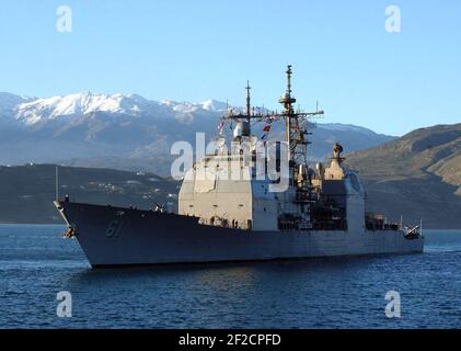 Vista dell'arco portuale della USS Monterey (CG-61) che entra nella Baia di Souda 070115 Foto Stock