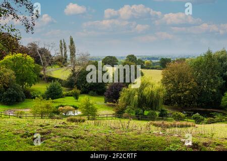 Vista dall'altra parte della stalla di Kent appena fuori da Egerton vicino a Ashford, Kent Foto Stock