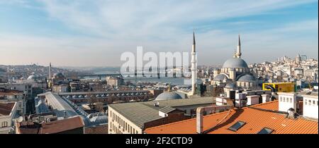 Porto Halico di Eminonu, Nuova Moschea - Moschea di Valide Sultan e Ponte della Metropolitana del Corno d'Oro a Istanbul, Turchia Foto Stock
