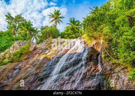 Paesaggio tropicale delle cascate di Na Muang nell'isola di Koh Samui, Thailandia Foto Stock